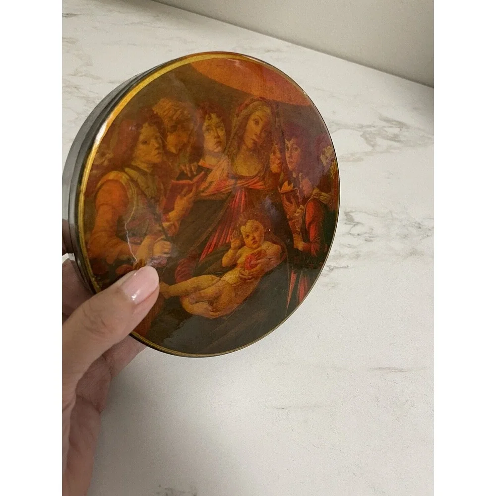 Madonna Mother Mary Round Lidded Lacquer‎ Trinket Dresser Box
